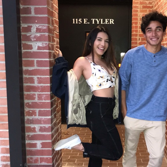 Meet your Posher, Ariana - Picture 1 of 1